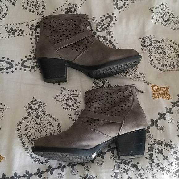 Gray Cutout Heeled Booties - Picture 3 of 11